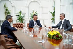 Mickoski takohet me liderët e VLEN-it, fillojnë bisedimet për rikonstruimin e Qeverisë Mickoski takohet me liderët e VLEN-it, fillojnë bisedimet për rikonstruimin e Qeverisë