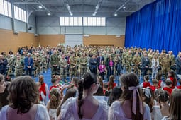 Përmes muzikës dhe vallëzimit, KFOR-i italian promovon paqen në Kosovë Përmes muzikës dhe vallëzimit, KFOR-i italian promovon paqen në Kosovë