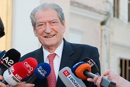 Berisha: Investitori i vetëm i huaj në Zvërnec dhe atë doni ta largoni Berisha: Investitori i vetëm i huaj në Zvërnec dhe atë doni ta largoni