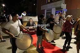 Mbështetësit e Vetëvendosjes nisin festën pas rezultateve të para Mbështetësit e Vetëvendosjes nisin festën pas rezultateve të para