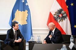 Kurti zhvilloi takim me kancelarin e Austrisë, Stocker – flasin për marrëdhëniet bilaterale Kurti zhvilloi takim me kancelarin e Austrisë, Stocker – flasin për marrëdhëniet bilaterale