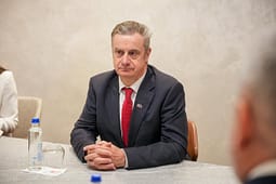 Britania paralajmëron Kosovën: Bllokada rrezikon mbështetjen ndërkombëtare Britania paralajmëron Kosovën: Bllokada rrezikon mbështetjen ndërkombëtare