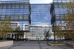 Gjykata në Prishtinë cakton seancën e shqyrtimit fillestar për 21 të pandehurit për krime lufte, u bën thirrje të dorëzohen para organeve të drejtësisë Gjykata në Prishtinë cakton seancën e shqyrtimit fillestar për 21 të pandehurit për krime lufte, u bën thirrje të dorëzohen para organeve të drejtësisë