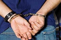 Arrestohet një person në Skenderaj, dyshohet për dhunim Arrestohet një person në Skenderaj, dyshohet për dhunim