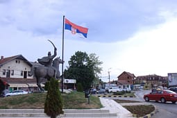 Lirohen nga paraburgimi drejtorët e institucioneve serbe në Kosovë Lirohen nga paraburgimi drejtorët e institucioneve serbe në Kosovë
