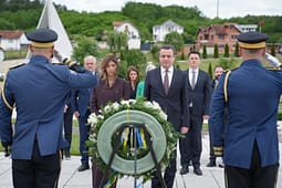 Në Ditën e Çlirimit, Haxhiu: Prekazi mbetet vendi prej nga nis kujtesa e lirisë së Kosovës Në Ditën e Çlirimit, Haxhiu: Prekazi mbetet vendi prej nga nis kujtesa e lirisë së Kosovës