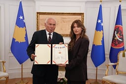 Haxhiu dekoron komandant Adem Shehin me “Urdhrin e Lirisë” Haxhiu dekoron komandant Adem Shehin me “Urdhrin e Lirisë”