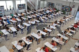 Testi i maturës më 20 qershor, maturantët s’mund ta marrin telefonin në shkollë Testi i maturës më 20 qershor, maturantët s’mund ta marrin telefonin në shkollë