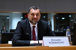 Ministri boshnjak kërkon anulimin e koncertit të këngëtares serbe në Sarajevë: Nuk ka vend për promovuesit e urrejtjes e mohuesit e gjenocidit Ministri boshnjak kërkon anulimin e koncertit të këngëtares serbe në Sarajevë: Nuk ka vend për promovuesit e urrejtjes e mohuesit e gjenocidit
