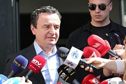 Kurti nxiton te makina, s’e komenton gatishmërinë e LDK-së për koalicion Kurti nxiton te makina, s’e komenton gatishmërinë e LDK-së për koalicion