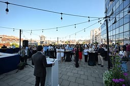 Kurti organizoi pritje për zyrtarët e kryeministrisë në ballkonin e Qeverisë: Shteti ecën pavarësisht pengesave politike Kurti organizoi pritje për zyrtarët e kryeministrisë në ballkonin e Qeverisë: Shteti ecën pavarësisht pengesave politike
