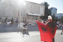 Protesta qytetare në Tiranë, një grup protestuesish kaluan natën përpara Kryeministrisë Protesta qytetare në Tiranë, një grup protestuesish kaluan natën përpara Kryeministrisë