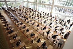 Matura Shtetërore, mbi 26 mijë nxënës në provimin e fundit me zgjedhje Matura Shtetërore, mbi 26 mijë nxënës në provimin e fundit me zgjedhje