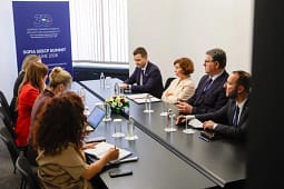 Siljanovska-Davkova: Vlerësojmë progresin e Kosovës dhe mbështesim dialogun Prishtinë-Beograd Siljanovska-Davkova: Vlerësojmë progresin e Kosovës dhe mbështesim dialogun Prishtinë-Beograd