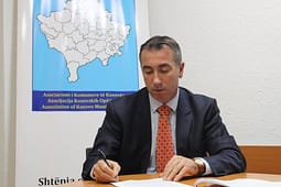 AKK akuzon Qeverinë për përgjysmimin e Grantit të Performancës: Veprim i paligjshëm që cenon autonominë financiare të komunave AKK akuzon Qeverinë për përgjysmimin e Grantit të Performancës: Veprim i paligjshëm që cenon autonominë financiare të komunave