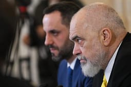 Ministri i Brendshëm porosit protestuesit nga Kosova në Tiranë: Mos harroni, Rama kerkoi njohjen e Kosovës në mes të Beogradit Ministri i Brendshëm porosit protestuesit nga Kosova në Tiranë: Mos harroni, Rama kerkoi njohjen e Kosovës në mes të Beogradit