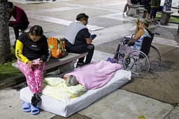 Njerëzit në Venezuelë detyrohen të flenë në rrugë pas tërmetit Njerëzit në Venezuelë detyrohen të flenë në rrugë pas tërmetit