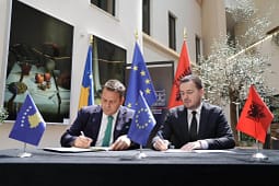 Kosova dhe Shqipëria nënshkruajnë dy marrëveshje për forcimin e bashkëpunimit në bujqësi Kosova dhe Shqipëria nënshkruajnë dy marrëveshje për forcimin e bashkëpunimit në bujqësi