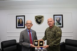Jashari pret Serwerin dhe delegacionin amerikan, diskutohet për bashkëpunimin FSK-SHBA Jashari pret Serwerin dhe delegacionin amerikan, diskutohet për bashkëpunimin FSK-SHBA