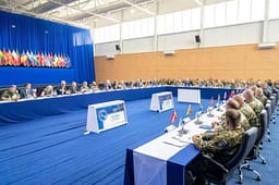 Komandanti i KFOR-it takon përfaqësuesit e 31 shteteve kontribuuese, prezanton situatën e sigurisë në Kosovë Komandanti i KFOR-it takon përfaqësuesit e 31 shteteve kontribuuese, prezanton situatën e sigurisë në Kosovë