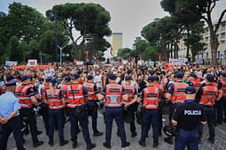 Protestat në Shqipëri në fokusin e mediave botërore si përplasje për mjedisin dhe transparencën Protestat në Shqipëri në fokusin e mediave botërore si përplasje për mjedisin dhe transparencën
