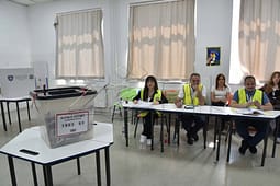 Rreth 28%, dalja në zgjedhje deri në orën 17:00 Rreth 28%, dalja në zgjedhje deri në orën 17:00