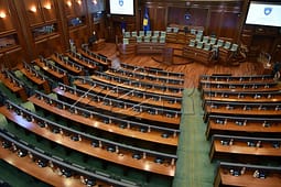 Kush me kë? Qëndrimet e qarta, por pazaret ende larg Kush me kë? Qëndrimet e qarta, por pazaret ende larg
