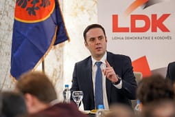 “A jeni për shkarkimin e kryetarit Lumir Abdixhiku?”, pyetja që u aprovua nga delegatët para procesit të votimit “A jeni për shkarkimin e kryetarit Lumir Abdixhiku?”, pyetja që u aprovua nga delegatët para procesit të votimit