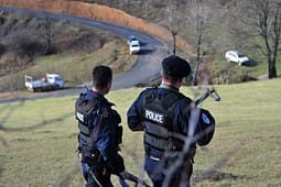 Djali aksidentalisht vrau babanë e tij në Bjeshkët e Strellcit në Deçan Djali aksidentalisht vrau babanë e tij në Bjeshkët e Strellcit në Deçan