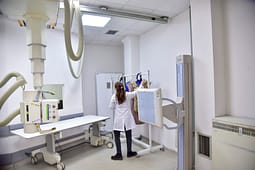 Vetëm dy specializime në tetë vjet, Onkologjia kërkoi staf shtesë në Radioterapi – MSH: Konkursi i ri brenda dy muajsh Vetëm dy specializime në tetë vjet, Onkologjia kërkoi staf shtesë në Radioterapi – MSH: Konkursi i ri brenda dy muajsh