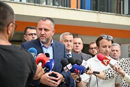 Toshkovski: Shteti ka vënë në funksion të gjitha kapacitetet për të kapërcyer krizën në Gostivar, rasti do të sqarohet plotësisht dhe do të ketë përgjegjësi Toshkovski: Shteti ka vënë në funksion të gjitha kapacitetet për të kapërcyer krizën në Gostivar, rasti do të sqarohet plotësisht dhe do të ketë përgjegjësi
