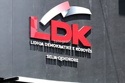 Përfundon verifikimi i nënshkrimeve në LDK, nuk dihet ende data e Kuvendit Përfundon verifikimi i nënshkrimeve në LDK, nuk dihet ende data e Kuvendit
