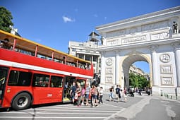 63 vjet nga tërmeti shkatërrues, Qyteti i Shkupit organizoi shëtitje falas për qytetarët me autobus panoramik 63 vjet nga tërmeti shkatërrues, Qyteti i Shkupit organizoi shëtitje falas për qytetarët me autobus panoramik