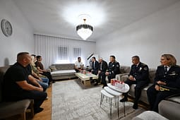 Dita e policëve të rënë në detyrë, Kurti nderon heroin Afrim Bunjaku dhe familjen e tij Dita e policëve të rënë në detyrë, Kurti nderon heroin Afrim Bunjaku dhe familjen e tij