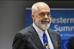 Rama reagon sërish për protestuesit: Kontrata ime me 800 mijë shqiptarë, jo me ata që kërkojnë dorëheqjen Rama reagon sërish për protestuesit: Kontrata ime me 800 mijë shqiptarë, jo me ata që kërkojnë dorëheqjen