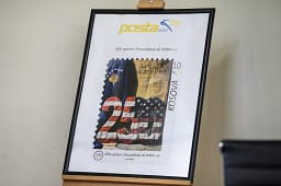 Kurti dhe e Ngarkuara me Punë e SHBA-së prezantojnë pullën përkujtimore “Freedom250” – Kosova ndër të parat në botë Kurti dhe e Ngarkuara me Punë e SHBA-së prezantojnë pullën përkujtimore “Freedom250” – Kosova ndër të parat në botë