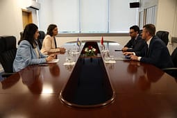 Rizvanolli e Karakaç diskutojnë projektin e termocentralit të Vlorës me gaz të lëngëzuar nga ShBA Rizvanolli e Karakaç diskutojnë projektin e termocentralit të Vlorës me gaz të lëngëzuar nga ShBA