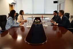 Rizvanolli e Karakaç diskutojnë projektin e termocentralit të Vlorës me gaz të lëngëzuar nga SHBA-ja Rizvanolli e Karakaç diskutojnë projektin e termocentralit të Vlorës me gaz të lëngëzuar nga SHBA-ja