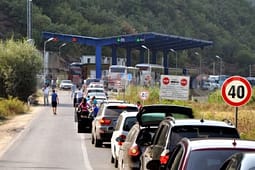 Mërgimtarët po presin deri në 50 minuta për të hyrë në Kosovë nga Dheu i Bardhë Mërgimtarët po presin deri në 50 minuta për të hyrë në Kosovë nga Dheu i Bardhë