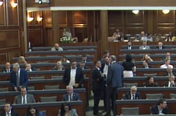 Haziri bisedon me dy deputetët e LVV-së para vazhdimit të seancës konstituive të Kuvendit Haziri bisedon me dy deputetët e LVV-së para vazhdimit të seancës konstituive të Kuvendit