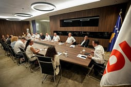 Abdixhiku poston fotografi nga takimi i GP: Me 18 deputetët e LDK-së, në përcaktimin e rrugëtimit të përbashkët përpara Abdixhiku poston fotografi nga takimi i GP: Me 18 deputetët e LDK-së, në përcaktimin e rrugëtimit të përbashkët përpara