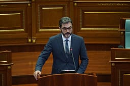 Gola i VV’së: Me LDK’në i kemi votat në tetik, janë 80-të por s’kemi siguri, të jemi të sinqertë Gola i VV’së: Me LDK’në i kemi votat në tetik, janë 80-të por s’kemi siguri, të jemi të sinqertë