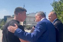 “Marre duhet me ju ardhë, turp për votat që i keni”, njëri nga protestuesit i drejtohet Bedri Hamzës “Marre duhet me ju ardhë, turp për votat që i keni”, njëri nga protestuesit i drejtohet Bedri Hamzës