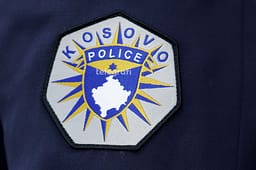 Katër persona me qen gjuetie, armë të gjata e rroba të kamufluara janë vërejtur në Shkrel të Pejës, Policia heton rasti për kalim ilegal të kufirit Katër persona me qen gjuetie, armë të gjata e rroba të kamufluara janë vërejtur në Shkrel të Pejës, Policia heton rasti për kalim ilegal të kufirit