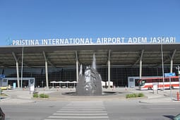 Për shpërdorim të pasurisë, shtetasja gjermane ndalohet në Aeroportin e Prishtinës Për shpërdorim të pasurisë, shtetasja gjermane ndalohet në Aeroportin e Prishtinës