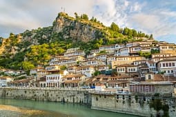 Turistët e huaj në Berat, mes gastronomisë dhe shijes shqiptare Turistët e huaj në Berat, mes gastronomisë dhe shijes shqiptare