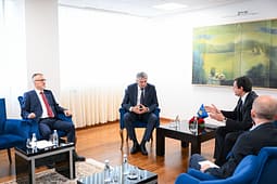 Kurti takohet me Ziadin Selën biseduan për zhvillimet e fundit në Kosovë Kurti takohet me Ziadin Selën biseduan për zhvillimet e fundit në Kosovë