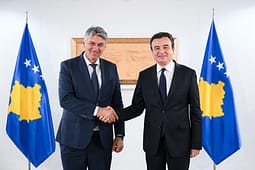 Sela pas takimit me Kurtin: Partitë shiptare në Maqedoni të shërohen nga “sëmundja e pushtetit” Sela pas takimit me Kurtin: Partitë shiptare në Maqedoni të shërohen nga “sëmundja e pushtetit”