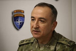 Intervistë me Ozkan Ulutash: Kush e kërcënon Kosovën, si mbrohet ajo dhe pse KFOR komunikon shpesh me Serbinë? Intervistë me Ozkan Ulutash: Kush e kërcënon Kosovën, si mbrohet ajo dhe pse KFOR komunikon shpesh me Serbinë?