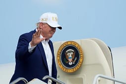 Si u largua fshehurazi Trump nga Turqia: Ai hipi në një aeroplan para kamerave dhe u transferua në një tjetër me një kamion shpërndarjeje Si u largua fshehurazi Trump nga Turqia: Ai hipi në një aeroplan para kamerave dhe u transferua në një tjetër me një kamion shpërndarjeje